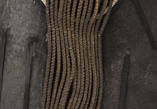 Infanterie - Zweispitz für Offiziere um 1815-1819 (Detail mit Kokarde und Agraffe)